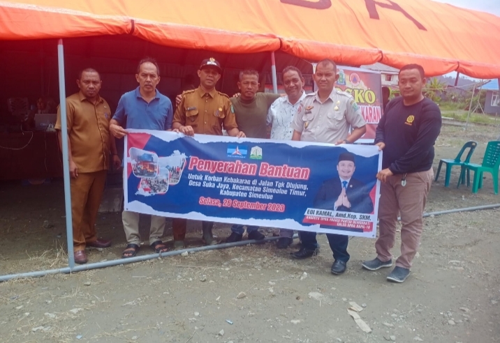 Edi Kamal Serahkan Bantuan Untuk Korban kebakaran di Suka Jaya, Simeulue