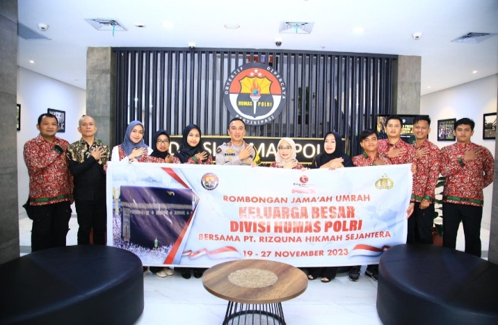 Kadiv Humas Polri Berangkatkan 15 Orang Ibadah Umroh Dalam Rangka Hari Jadi ke-72 Humas Polri
