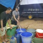 Polisi Kerahkan Mobil Tangki Bantu Cukupi Kebutuhan Air Bersih Korban Banjir di Trumon Tengah