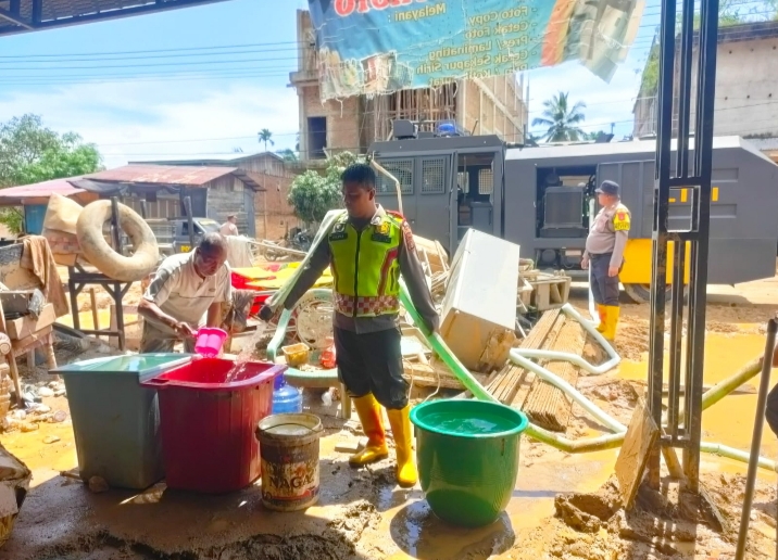 Maksimalkan Penyaluran Air Bersih kepada Korban Banjir di Trumon Tengah, Polres Aceh Selatan Terjunkan Kendaraan Taktis Polri AWC