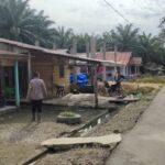 Pasca Banjir di Trumon, Bhabinkamtibmas Terus Monitoring