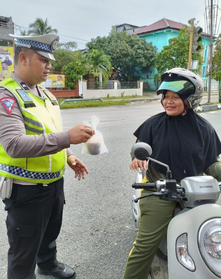 Jumat Berkah, Satlantas Polres Subulussalam Berbagi dengan Masyarakat