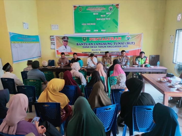 Kapolsek Longkib Dampingi Penyaluran BLT di Desa Darul Aman