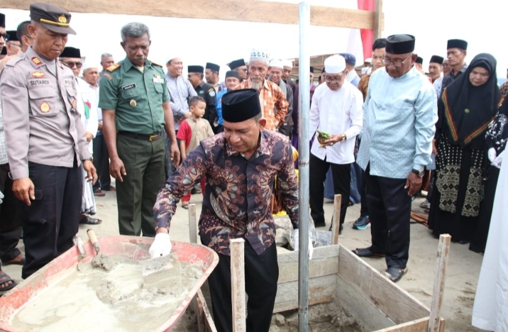 Pj Bupati Aceh Selatan Meletakkan Batu Pertama di Masjid Terapung Al – Hamra Bakongan