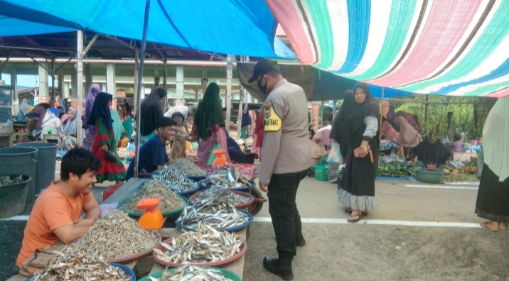 Kepolisian Sektor Rundeng Lakukan Patroli dan Sambangi Pedagang di Pasar Mingguan