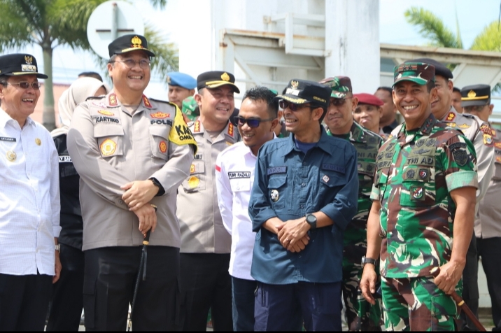 Kapolda Aceh bersama Pangdam IM Tinjau Situasi di TPS
