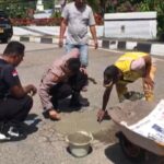 Peduli Keselamatan Pengguna Jalan, Kapolsek Tapaktuan Tambal Lobang di Jalan Nasional