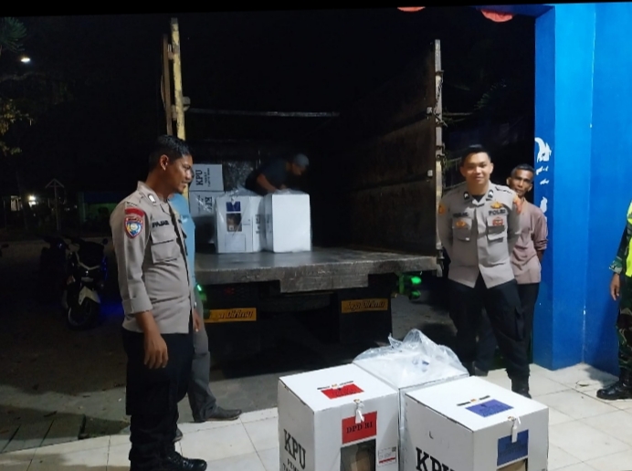 Pengawalan Pergeseran Logistik Pemilu dari PPK Kecamatan Langsa Barat ke Kantor KIP Kota Langsa