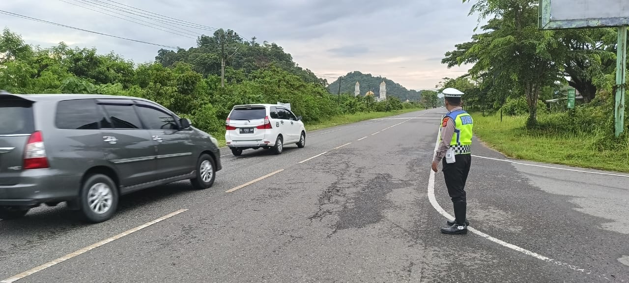 Satlantas Polres Aceh Jaya Menjalankan Kegiatan Strong Point Pagi