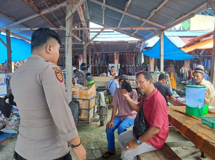 Berikan Rasa Aman Masyarakat Beraktifitas, Polsek Rundeng Patroli di Pasar Tradisional