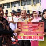 Kapolresta Banda Aceh Berikan Uang Pembinaan kepada Marching Band SD Bhayangkari