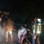 Polsek Trumon Timur Gerak Cepat Bersihkan Pohon Tumbang yang Menutupi Jalan Raya