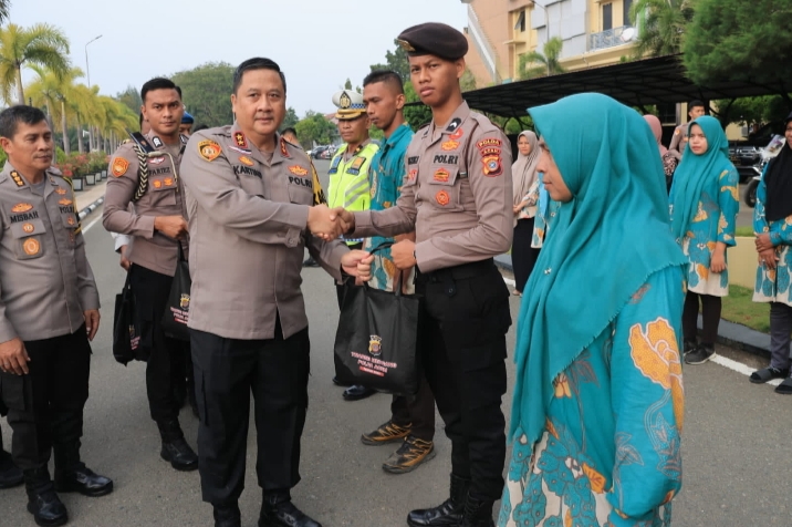 Kapolda Aceh Serahkan Daging Meugang secara Simbolis kepada Staf dan PHL