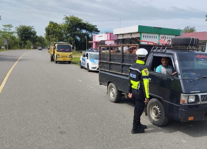 Sat Lantas Polres Aceh Jaya Berupaya Ciptakan Kamtibcarlantas Melalui Patroli Rutin di Jalan Lintas Banda Aceh – Meulaboh