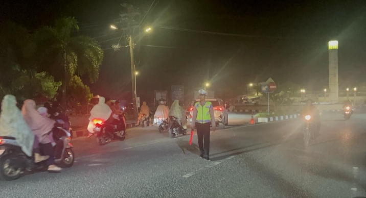 Pengaturan Satlantas Polres Aceh Selatan Usai Ibadah Sholat Tarawih