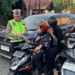 Di Hari ke 2 Ramadhan, Personel Ditlantas Polda Aceh Bagi Brosur Edukasi Tertib Berlalulintas Kepada Masyarakat