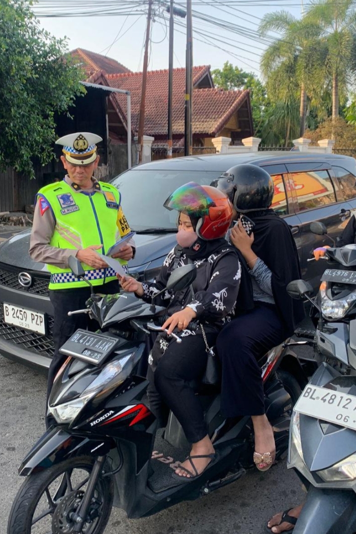 Di Hari ke 2 Ramadhan, Personel Ditlantas Polda Aceh Bagi Brosur Edukasi Tertib Berlalulintas Kepada Masyarakat