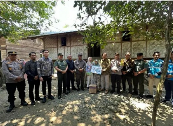 Ratusan Keluarga Miskin di Aceh Kini Nikmati Akses Listrik Gratis