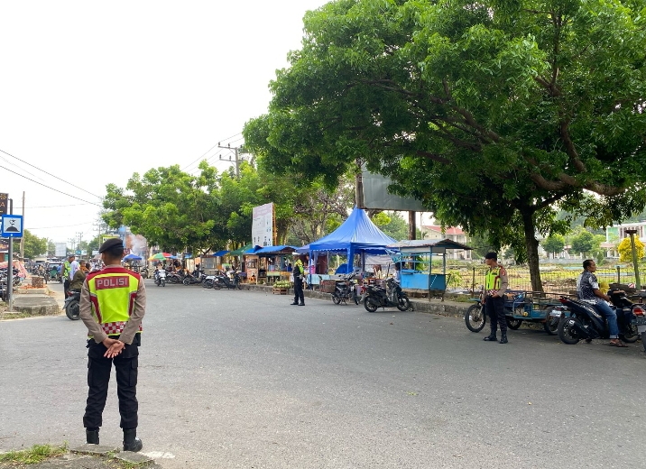 Tim Patroli Perintis Presisi SatSamapta Polres Aceh Jaya Memastikan Keamanan Masyarakat Selama Membeli Takjil