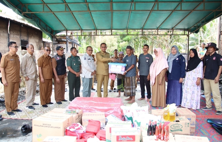 Pj.Bupati Aceh Selatan Berikan Bantuan Masa Panik Kebakaran di Kluet Tengah