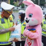 Dirlantas Polda Aceh Berbagi Takjil Berbuka kepada Pengendara di Aceh