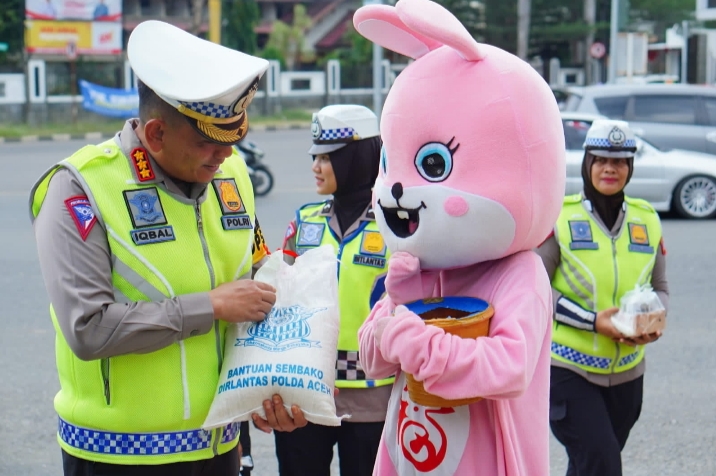 Dirlantas Polda Aceh Berbagi Takjil Berbuka kepada Pengendara di Aceh
