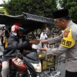 Polres Aceh Timur Bagikan 500 Takjil Buka Puasa Kepada Pengguna Jalan