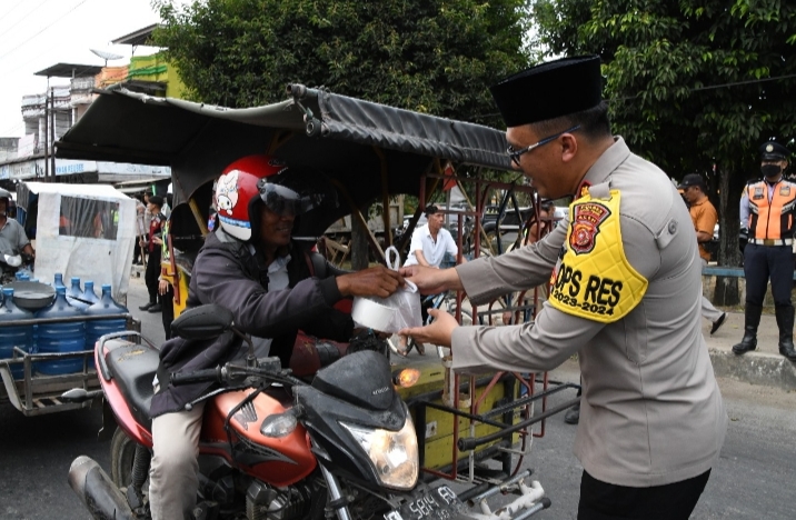 Polres Aceh Timur Bagikan 500 Takjil Buka Puasa Kepada Pengguna Jalan