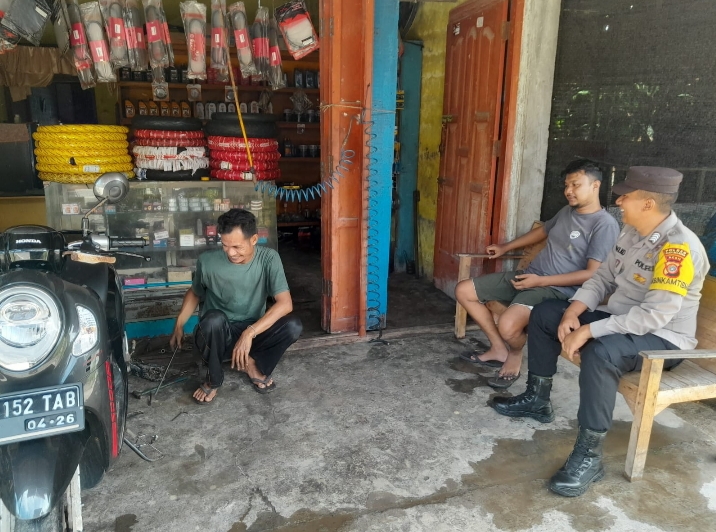 Sambangi Masyarakat: Bhabinkamtibmas Polsek Samadua Dengarkan Keluhan dan Masukan