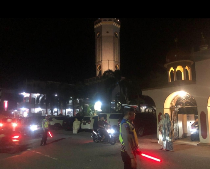 Personel Sat Lantas Polres Aceh Selatan Atur Arus Lalu Lintas di Masjid Istiqamah Tapaktuan