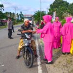 Polsek Trumon Timur Bagi Takjil ke Pengendara Sedang Melintas di Jalan Umum