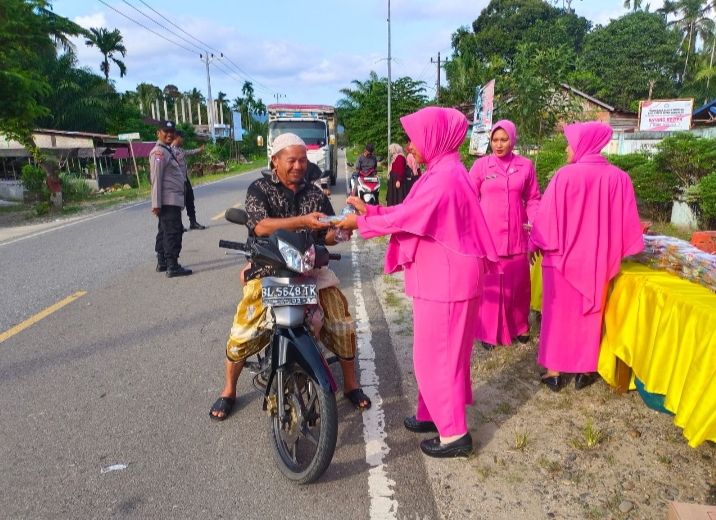 Polsek Trumon Timur Bagi Takjil ke Pengendara Sedang Melintas di Jalan Umum