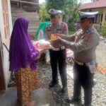Jumat berkah, Satlantas Polres Aceh Selatan Bagi Paket Sembako kepada Warga Kurang Mampu