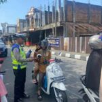 Sat Lantas Bagikan Brosur Kamseltibcarlantas kepada Pengendara