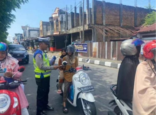 Sat Lantas Bagikan Brosur Kamseltibcarlantas kepada Pengendara