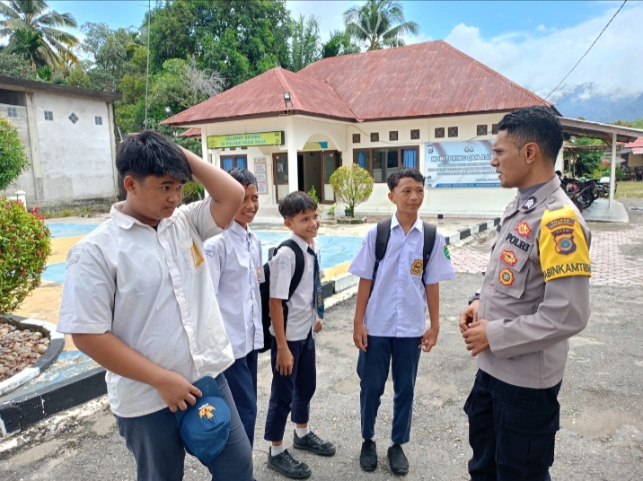 Bhabinkamtibmas Polsek Pasieraja Berikan Pesan Kamtibmas kepada Pelajar