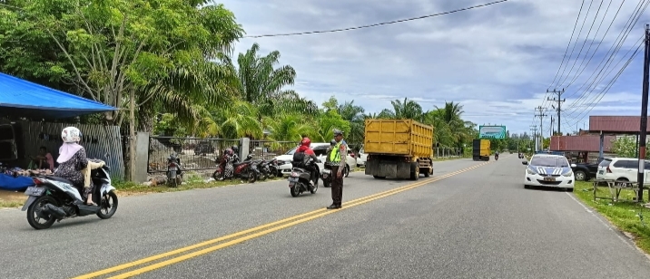 Untuk Meningkatkan Kesadaran Berkendara, Sat Lantas Polres Aceh Jaya Lakukan Pengaturan Arus Lalulintas di Pasar