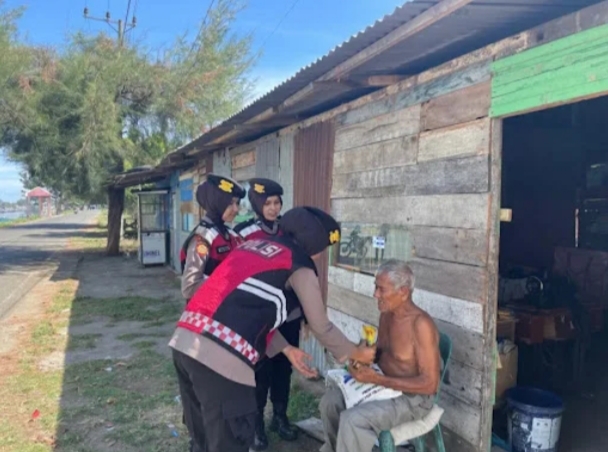 Polwan Ditsamapta Polda Aceh Sambil Patroli Bagi Sembako