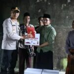Kapolres Bener Meriah Berikan Bansos Kepada Korban Kebakaran di Kampung Wih Tenang Uken Kecamatan Permata