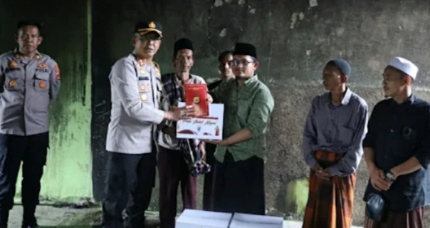 Kapolres Bener Meriah Berikan Bansos Kepada Korban Kebakaran di Kampung Wih Tenang Uken Kecamatan Permata