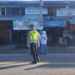 Personel Polsek Labuhanhaji Bantu Anak Sekolah dengan Strong Point Pagi