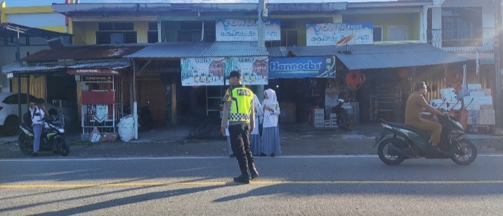 Personel Polsek Labuhanhaji Bantu Anak Sekolah dengan Strong Point Pagi