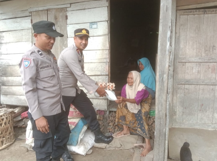 Jumat Berkah Kapolsek Kluet Tengah Salurkan Paket Sembako