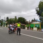 Polsek Panga Melaksanakan Strong Point di Depan Sekolah untuk Mencegah Kecelakaan