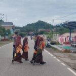 Peduli Keselamatan Warga, Personel Polsek Labuhanhaji Timur Gatur Jalan Raya di Pagi Hari