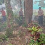 Jumat Bersih: Kapolsek Tapaktuan dan Muspika Bersama Masyarakat Gelar Gotong Royong Massal