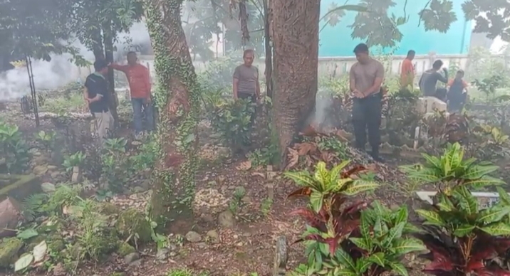 Jumat Bersih: Kapolsek Tapaktuan dan Muspika Bersama Masyarakat Gelar Gotong Royong Massal