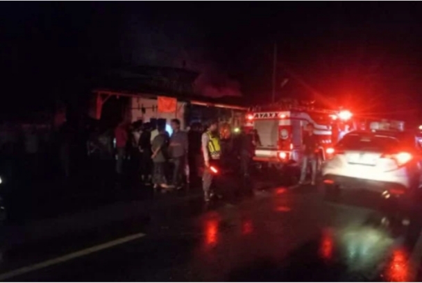 Tiga Ruko Terbakar, Polisi Bantu Warga Padamkan Api dan Atur Arus Lalulintas