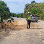 Penanganan Material Longsor dan Pengaturan Lalulintas di KM 110: Langkah Preventif Polres Aceh Jaya Mencegah Kemacetan dan Kecelakaan