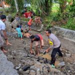 Bhabinkamtibmas Polsek Tapaktuan Bersama Warga Gotong royong Perbaiki Jalan terdampak Longsor